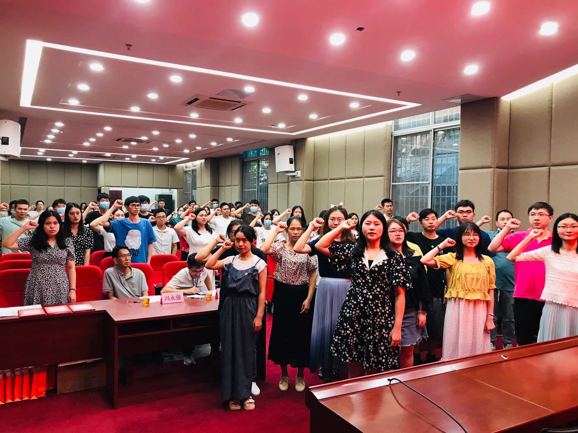 白云山Z6人生就是博公司团委举行“重温革命历史·传承奋斗精神”主题团日活动暨五四表扬及超龄团员离团仪式