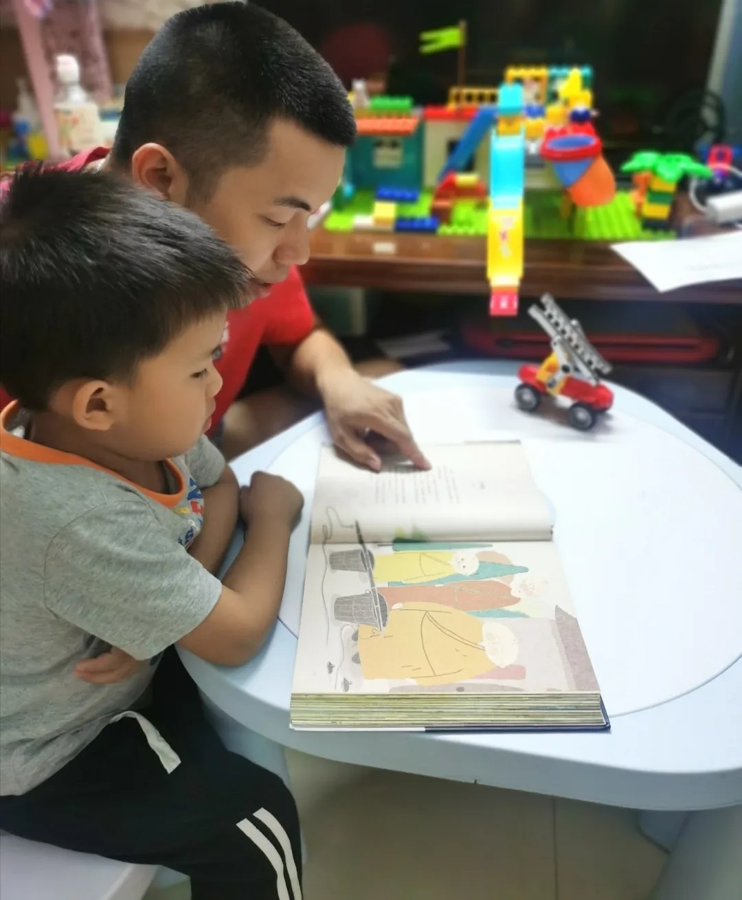 滋润童心，，孕育幸！！！自粕絑6人生就是博开展“六一”儿童节活动