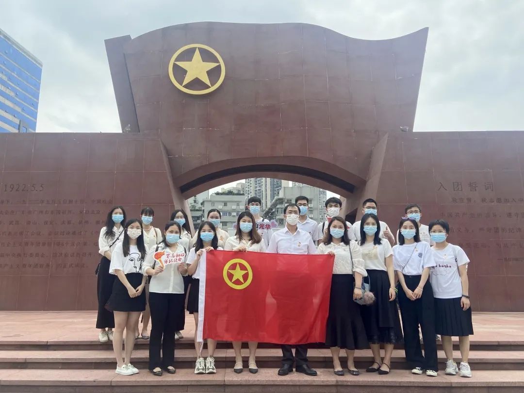 追寻红色影象，，，传承青春实力——白云山Z6人生就是博公司团委组织旅行团一大纪念馆