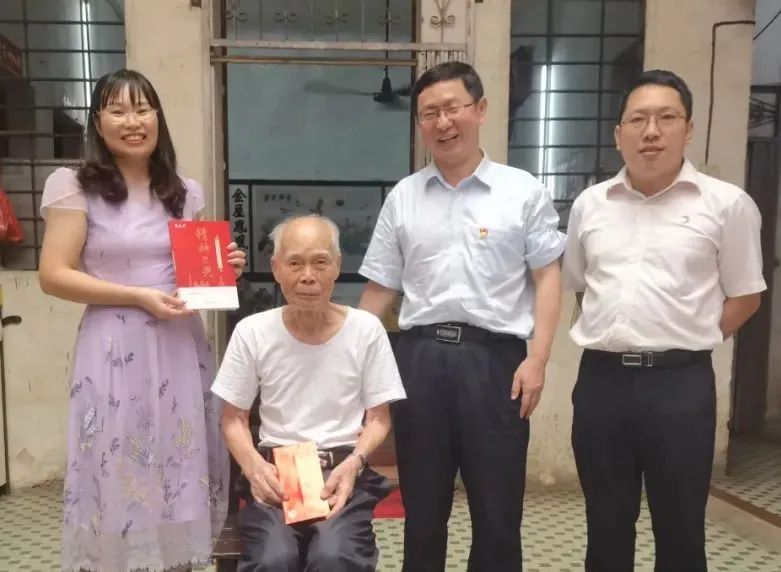 中秋慰问送真情 浓浓眷注暖人心——白云山Z6人生就是博公司慰问首届天下劳模陈雨池