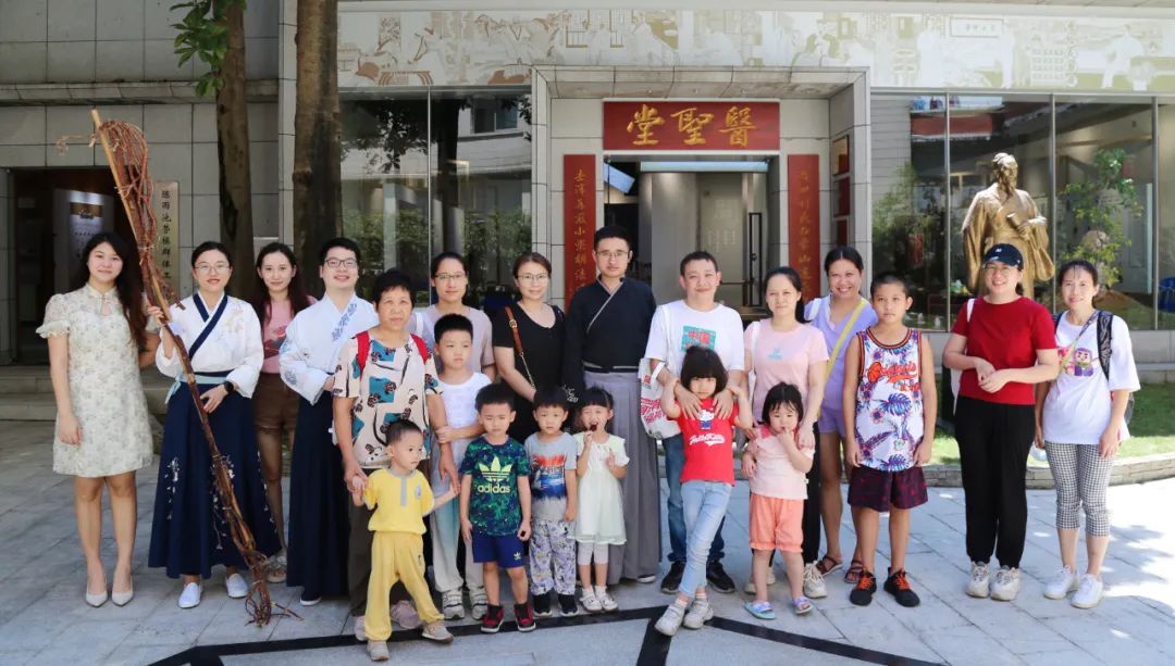 学千古名方 悟非遗传承——白云山Z6人生就是博公司组织开展主题非遗体验活动