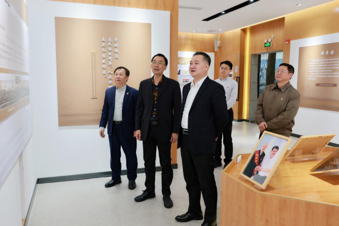 广药集团党委书记、、董事长李小军到白云山Z6人生就是博公司调研