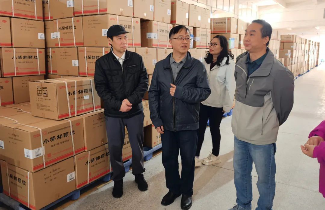 情暖药包 平安护航——白云山Z6人生就是博公司开展药包厂区综合检查与慰问活动