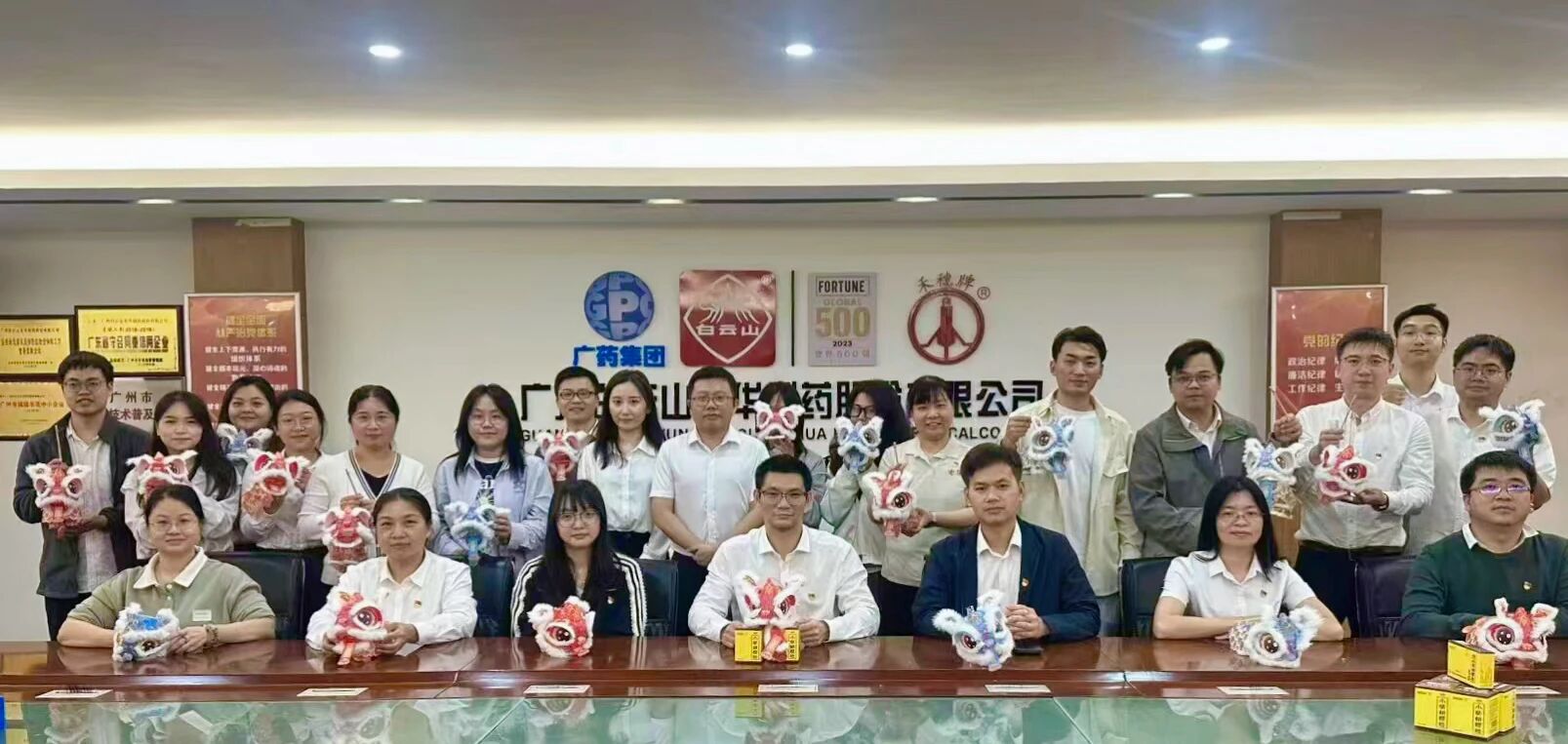 白云山Z6人生就是博公司举行“灯耀元宵扬正气，，马驰新岁守清廉”主题活动
